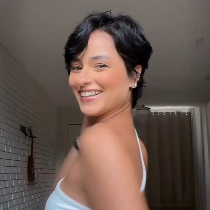 Pixie Cut Romantique à la Française Carré Court Légèrement Ondulé Volume Naturel & Chic