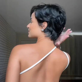 Pixie Cut Romantique à la Française Carré Court Légèrement Ondulé Volume Naturel & Chic